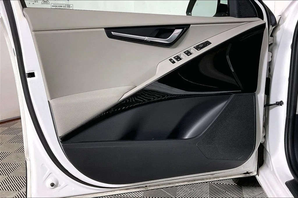 Used 2023 White Kia Wind image 22