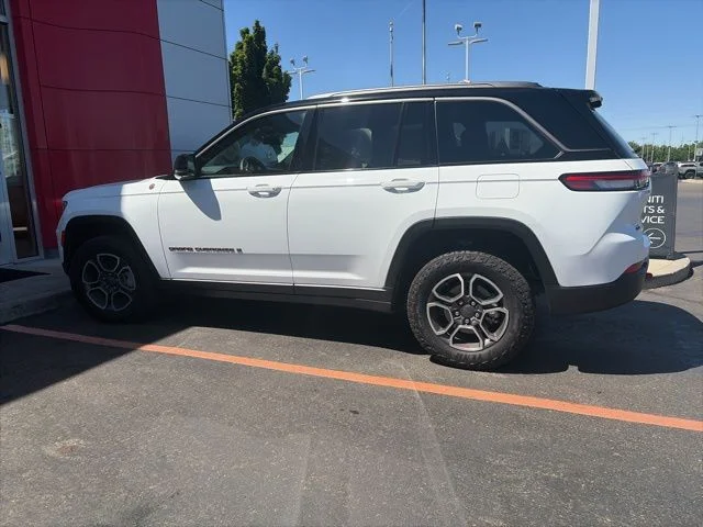 Used 2022 White Jeep Trailhawk image 2