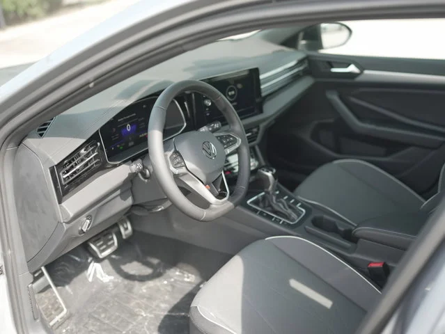 2025 Volkswagen Jetta Sport - Photo 12