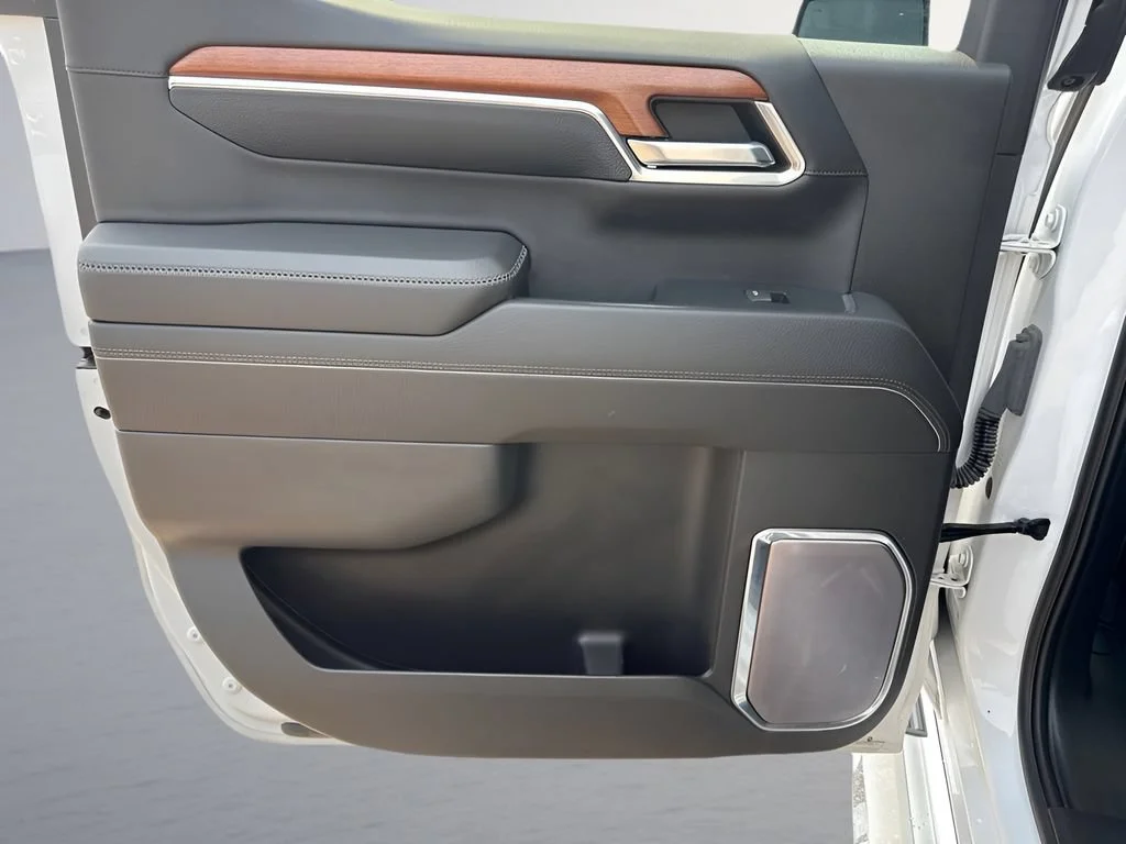 Used 2022 White Frost Tricoat GMC Denali image 32