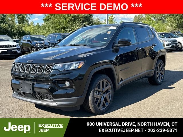 New 2025 Diamond Black Crystal Pearl-Coat Exterior Paint Jeep Limited image 5