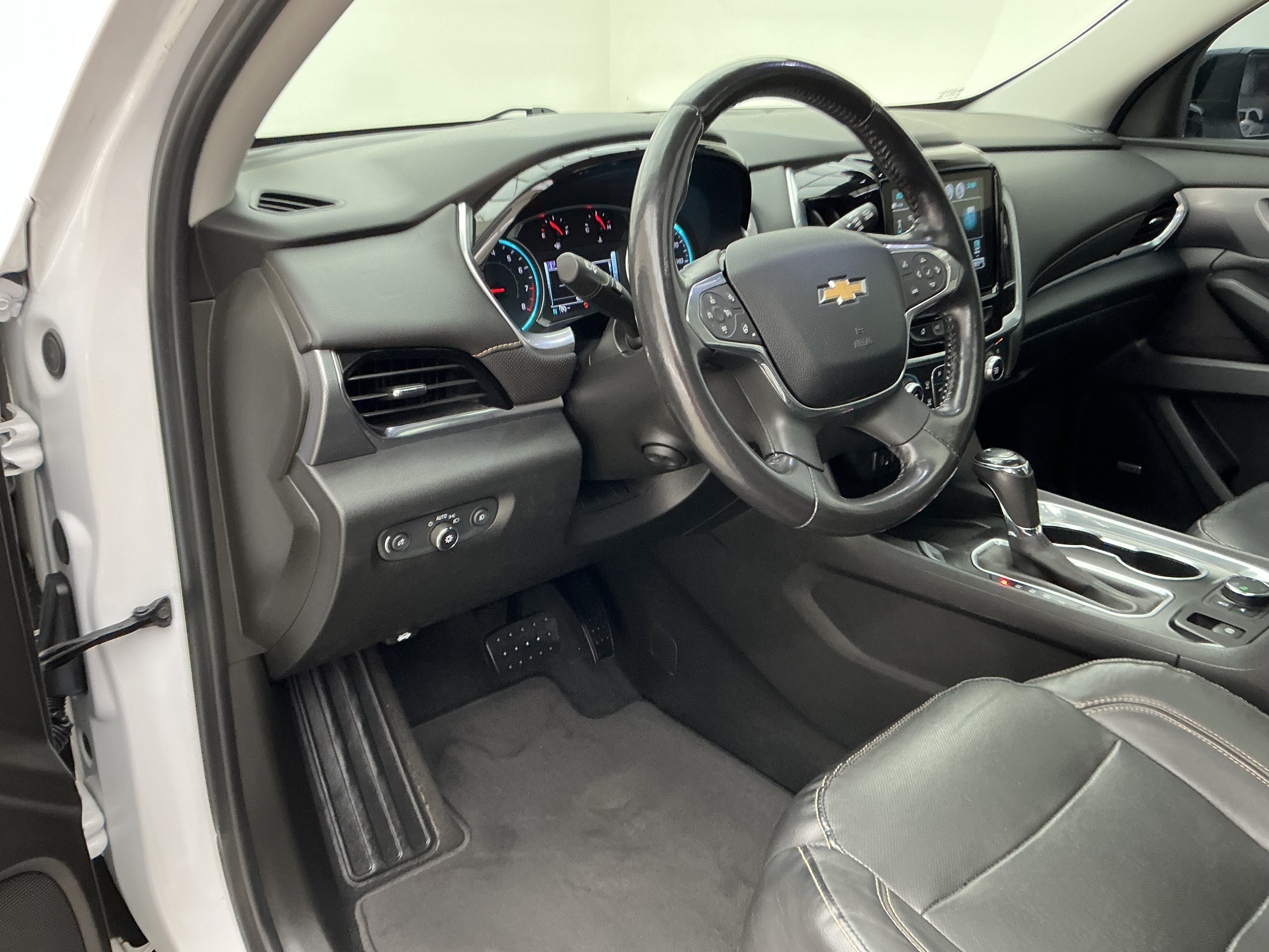 Certified Used 2019 Iridescent Pearl Tricoat Chevrolet Premier image 16