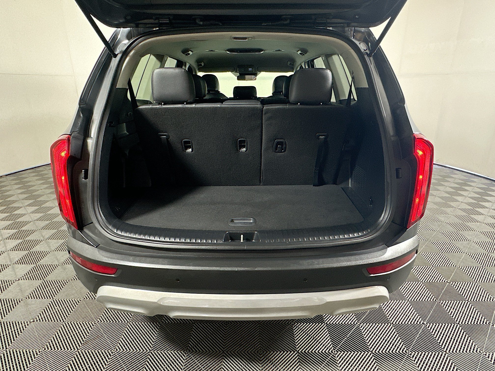 Used 2022 Gravity Grey Kia LX image 31