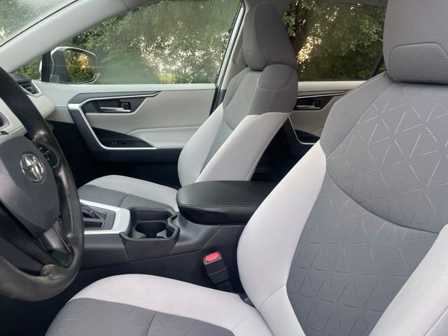Used 2019 Silver Toyota XLE image 12