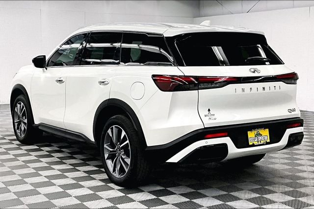 Used 2024 Majestic White INFINITI LUXE image 3