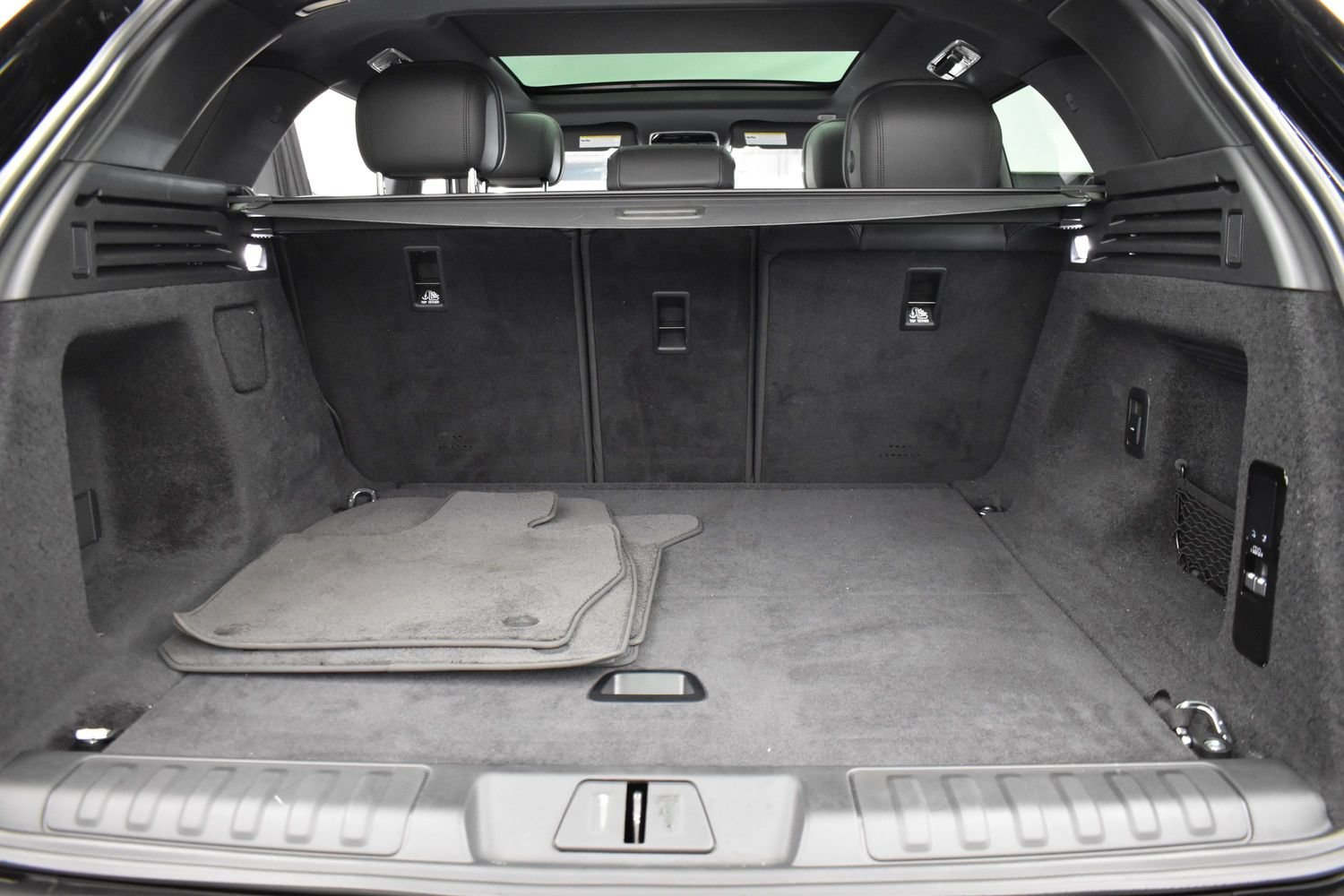 Used 2024 Black Land Rover SE image 11