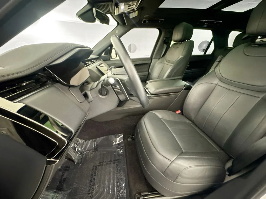 Used 2025 White Land Rover SE image 21