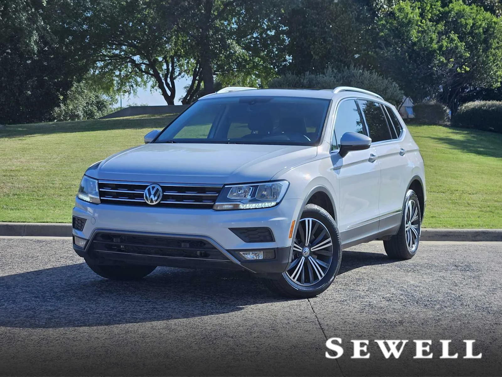 2019 Volkswagen Tiguan 2.0T SEL 4Motion's photo