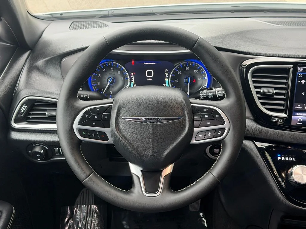 Used 2025 White Chrysler Select image 17