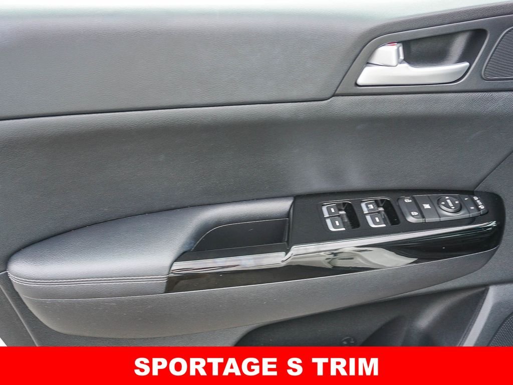 Used 2021 White Kia S image 18