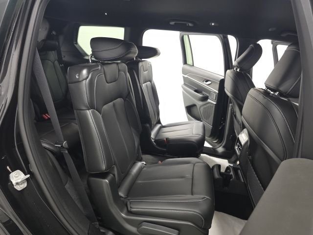 New 2026 Diamond Black Crystal Pearl-Coat Exterior Paint Jeep Limited image 22