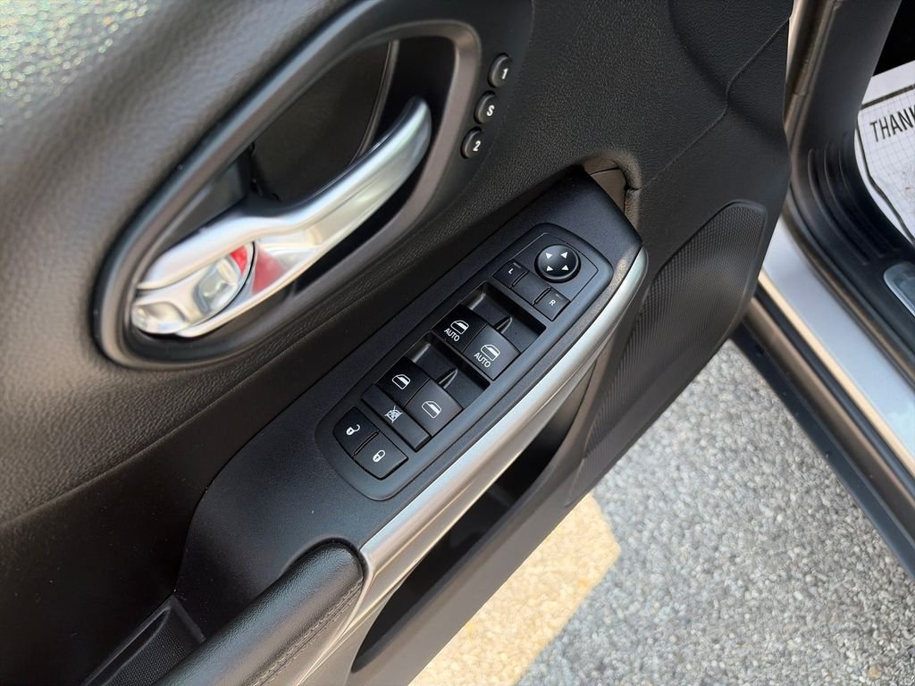 Used 2019 Silver Jeep Limited image 12