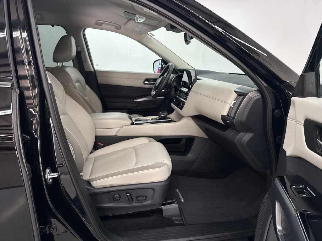 Used 2025 Super Black Nissan SL image 18