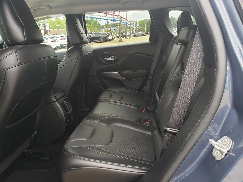 Certified Used 2021 Slate Blue Pearlcoat Jeep Latitude Lux image 12