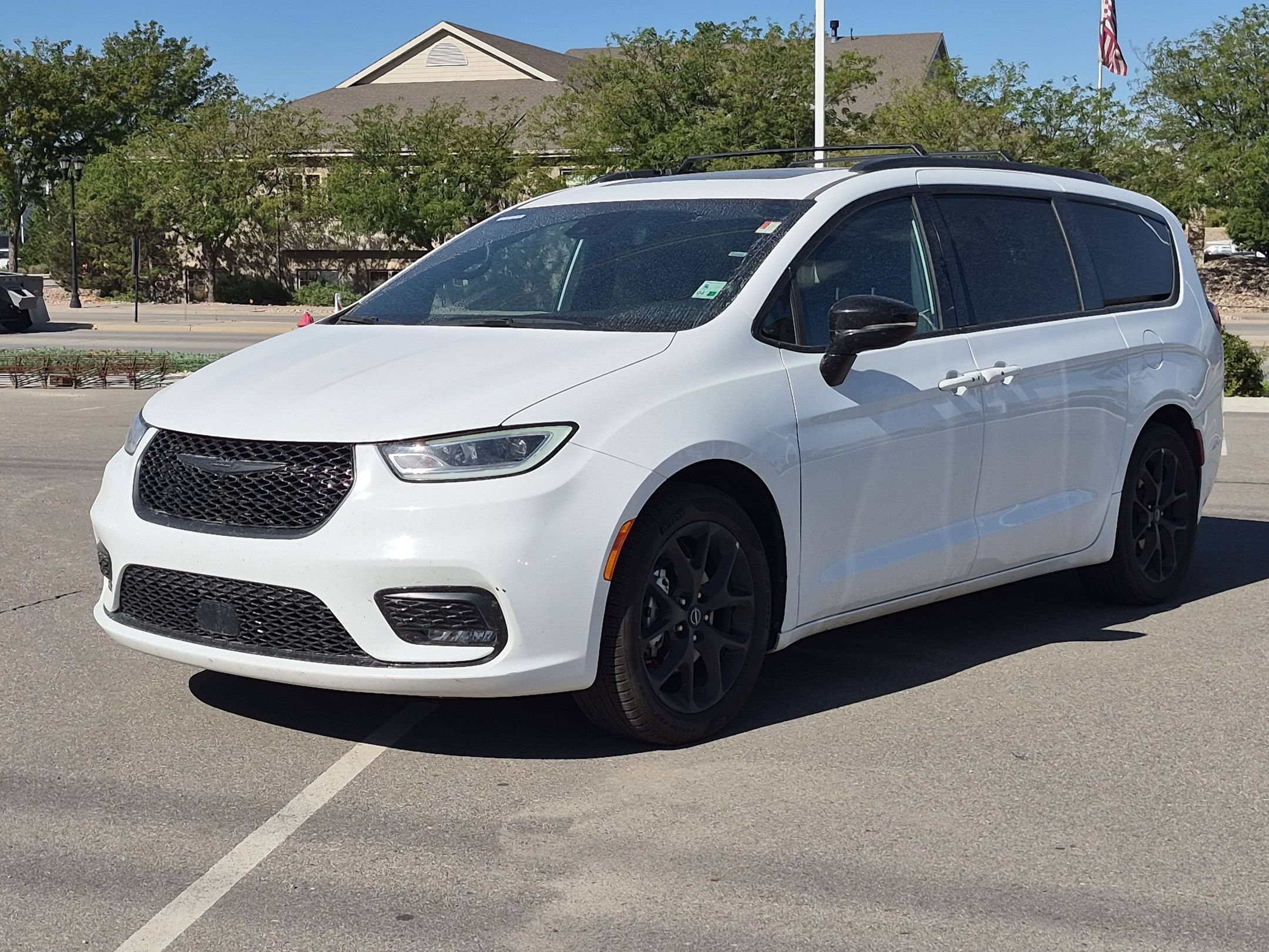 Used 2025 Bright White Clearcoat Chrysler Limited image 8