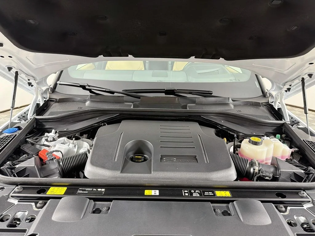 New 2026 Fuji White Land Rover Dynamic SE image 32