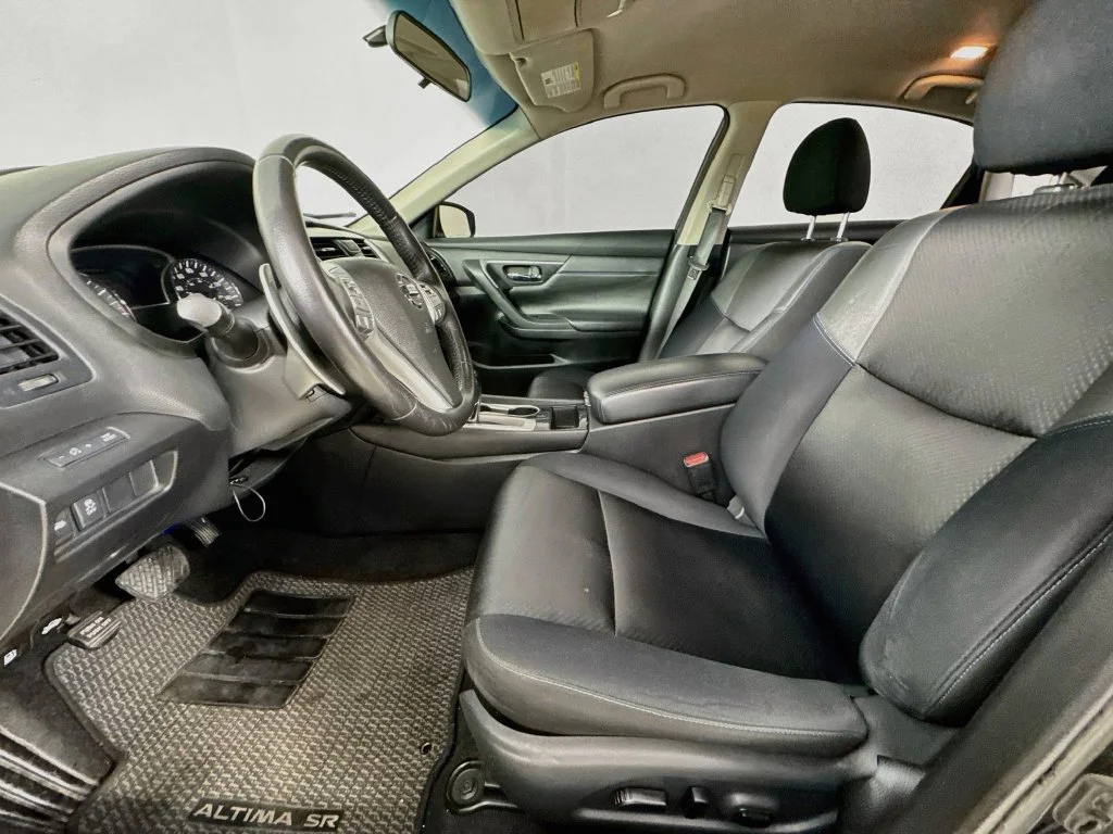 Used 2018 Super Black Clearcoat Nissan 2.5 SR image 25