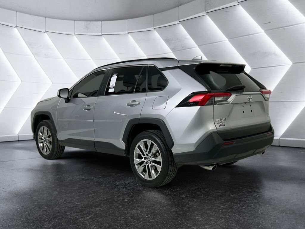 Used 2022 Silver Toyota XLE Premium image 6