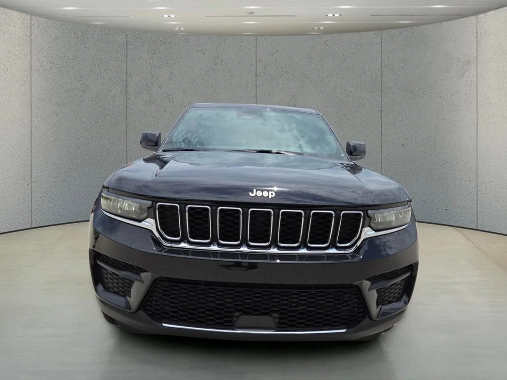 New 2026 Diamond Black Crystal Pearl-Coat Exterior Paint Jeep Laredo image 12