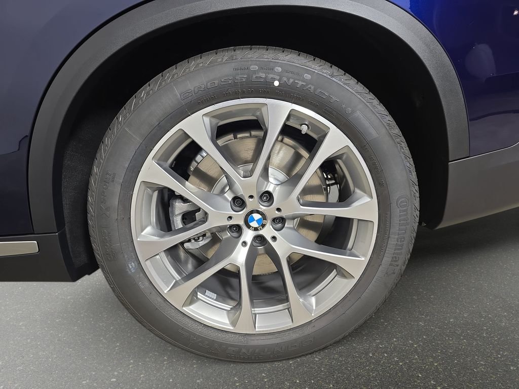 New 2026 Tanzanite Blue II Metallic BMW xDrive50e image 34