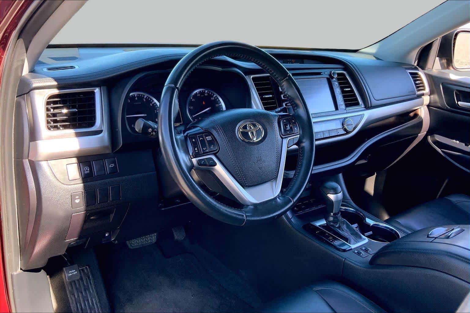 Used 2019 Ooh La La Rouge Mica Toyota XLE image 17