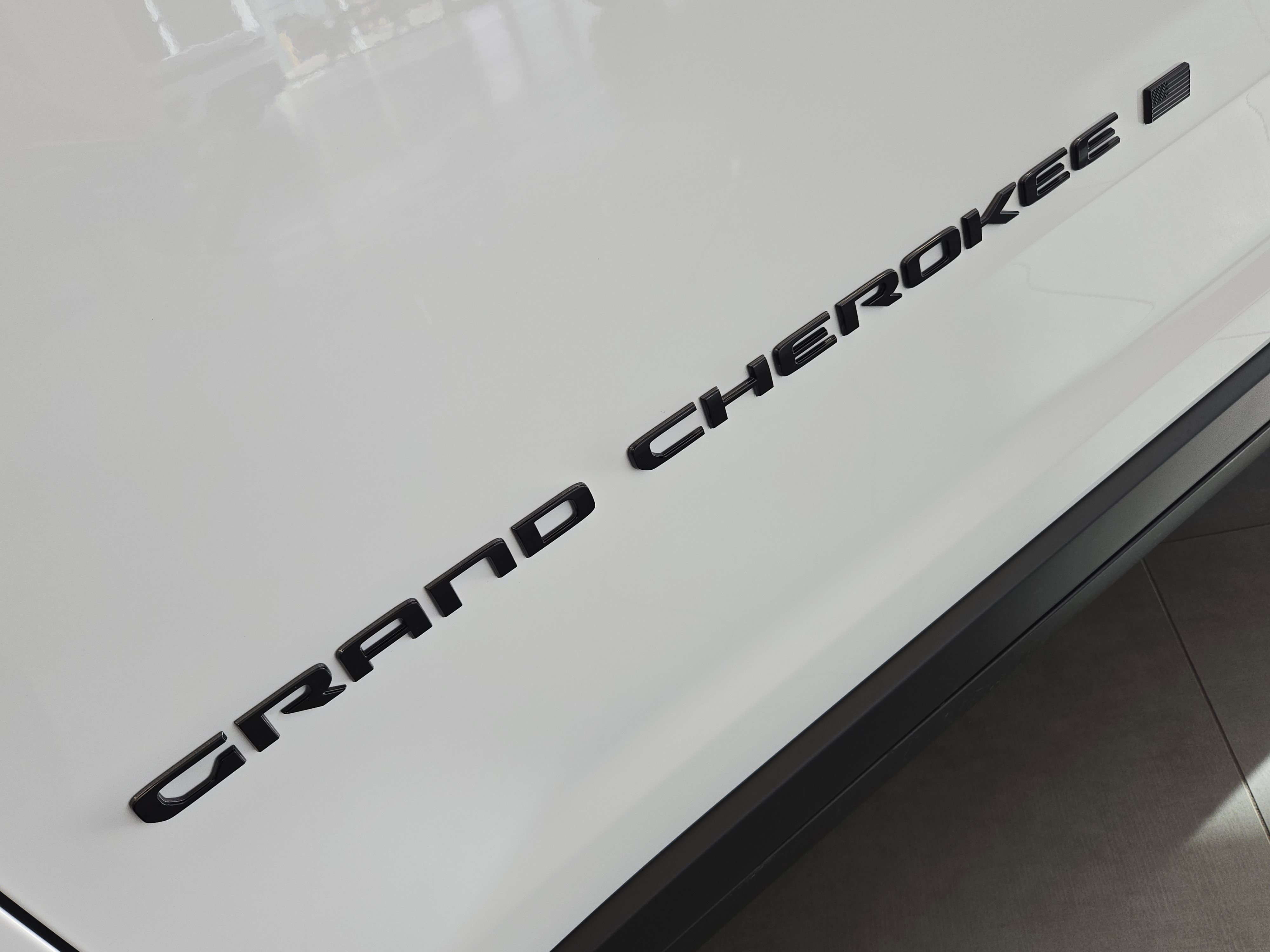 New 2026 Bright White Clear-Coat Exterior Paint Jeep Laredo Altitude image 8
