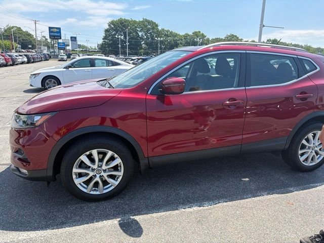 Used 2021 Red Nissan SV image 2