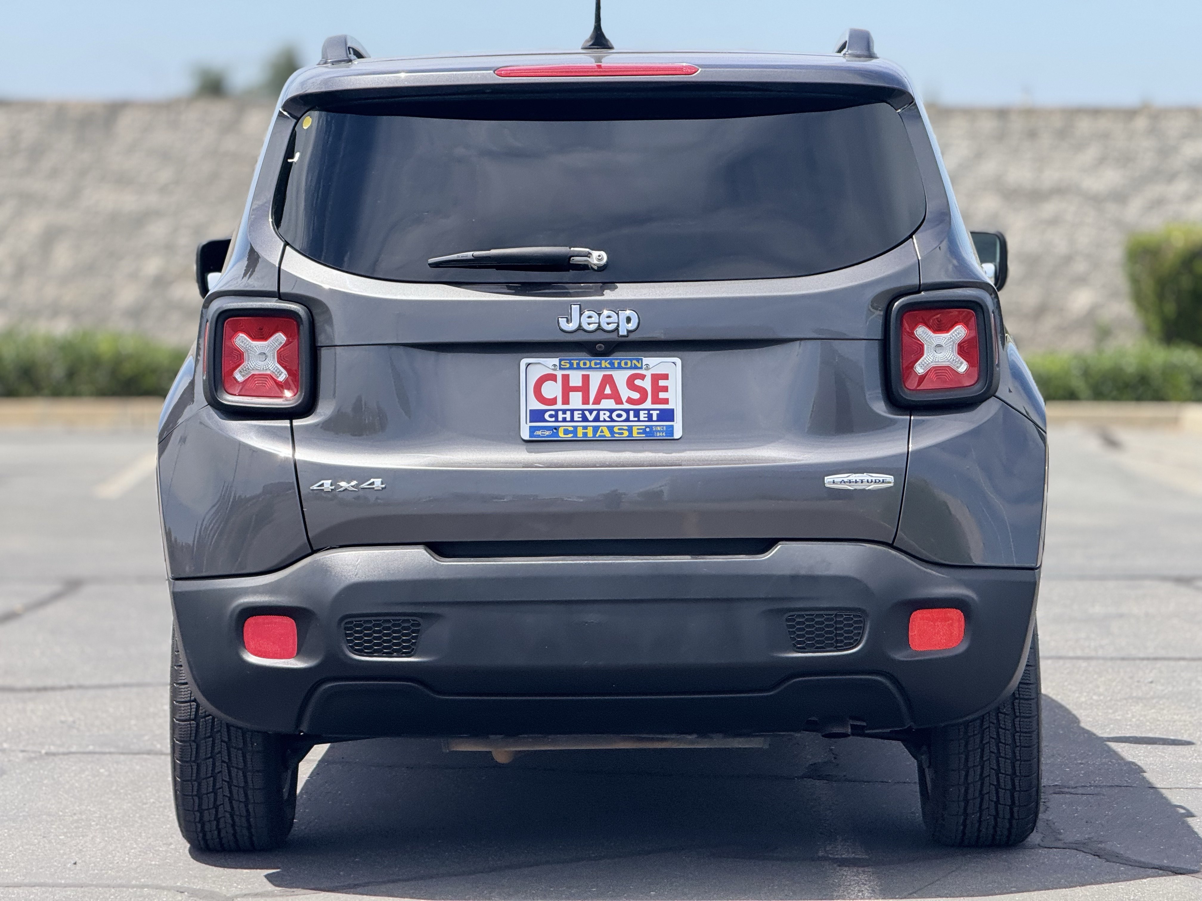 Used 2017 Gray Jeep Latitude 4x4 image 6