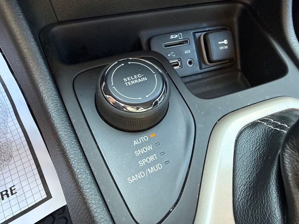 Used 2016 White Jeep Limited image 31