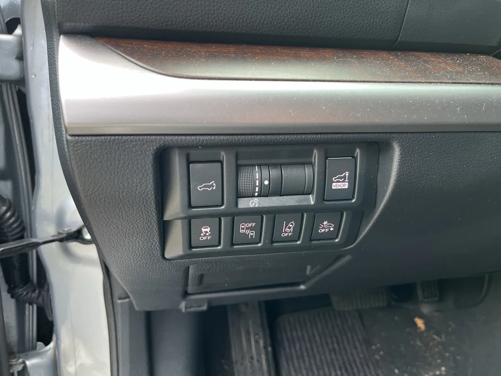Used 2019 Ice Silver Metallic Subaru Limited image 10