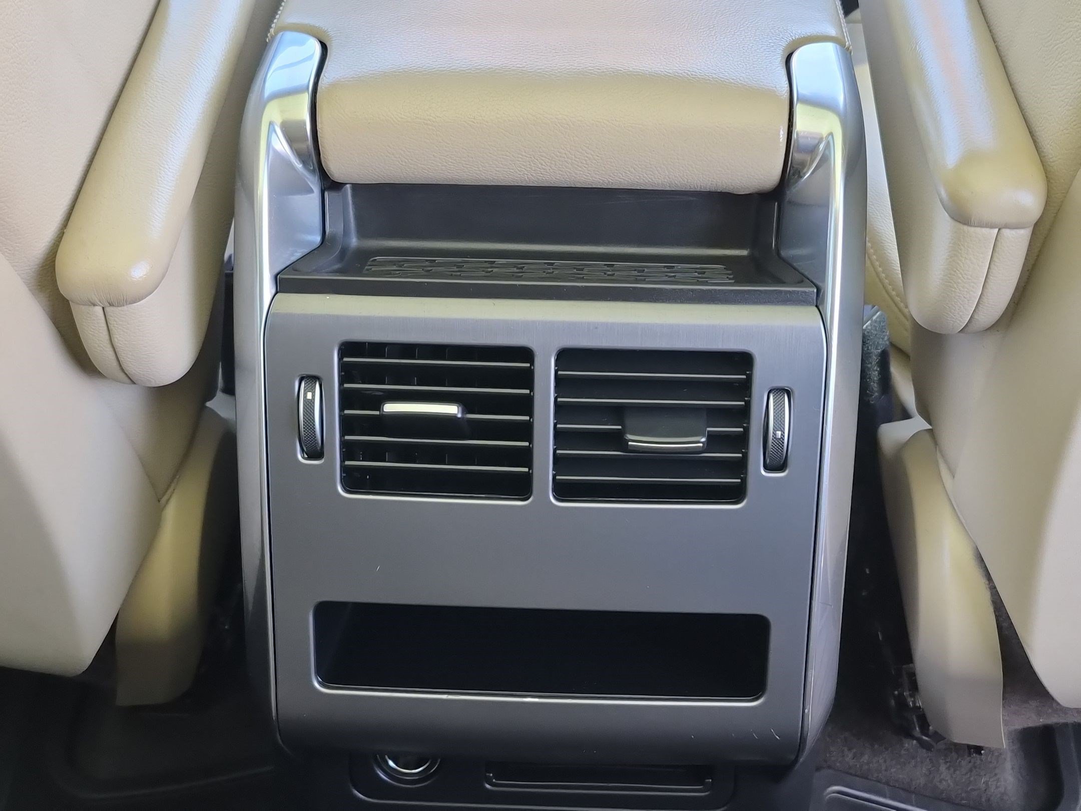 Used 2017  Land Rover SE image 29