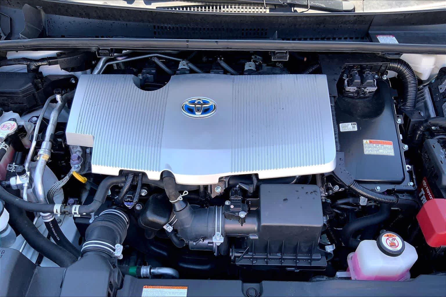 Used 2022 White Toyota LE image 31