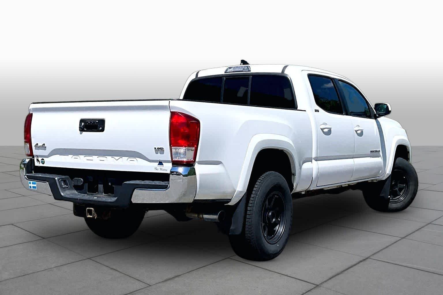 Used 2016 Super White Toyota SR5 image 12