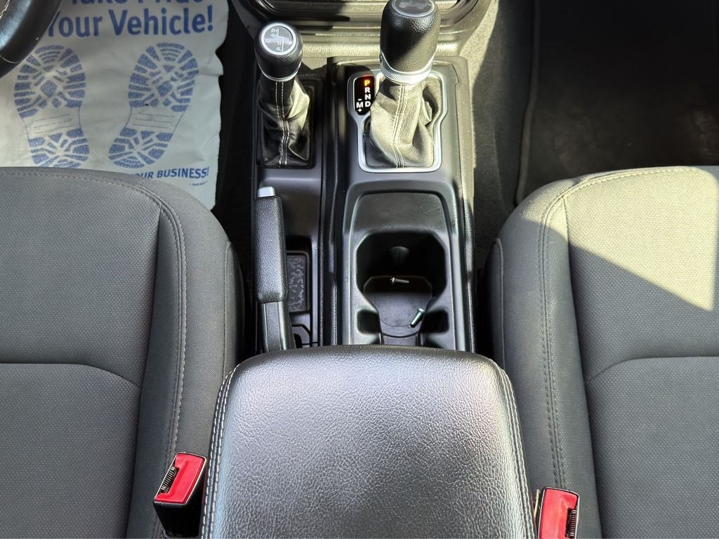 Used 2020 Silver Jeep Unlimited Sahara image 15