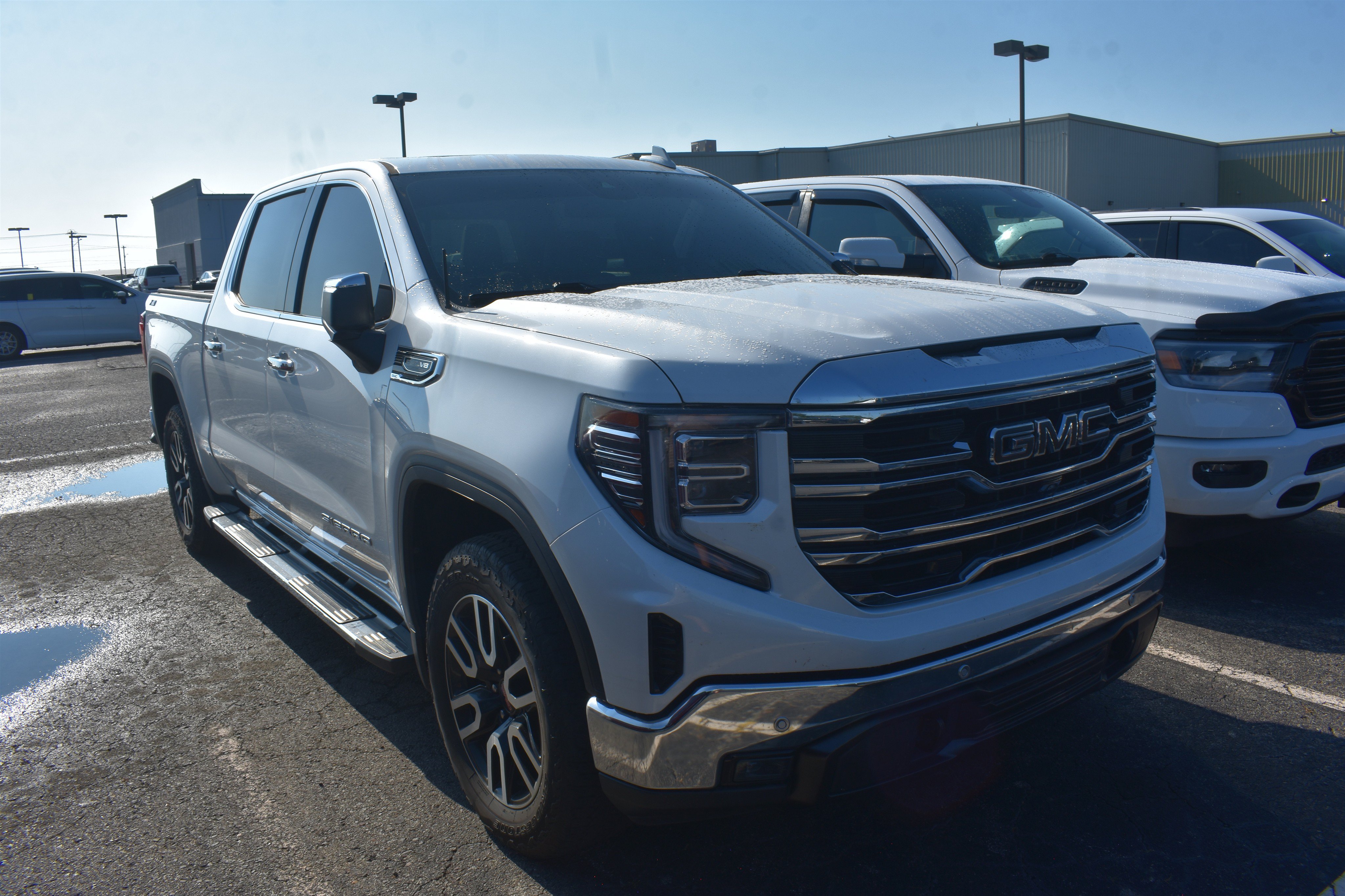 Used 2022 GMC Sierra 1500 SLT with VIN 3GTUUDED7NG638015 for sale in Little Rock