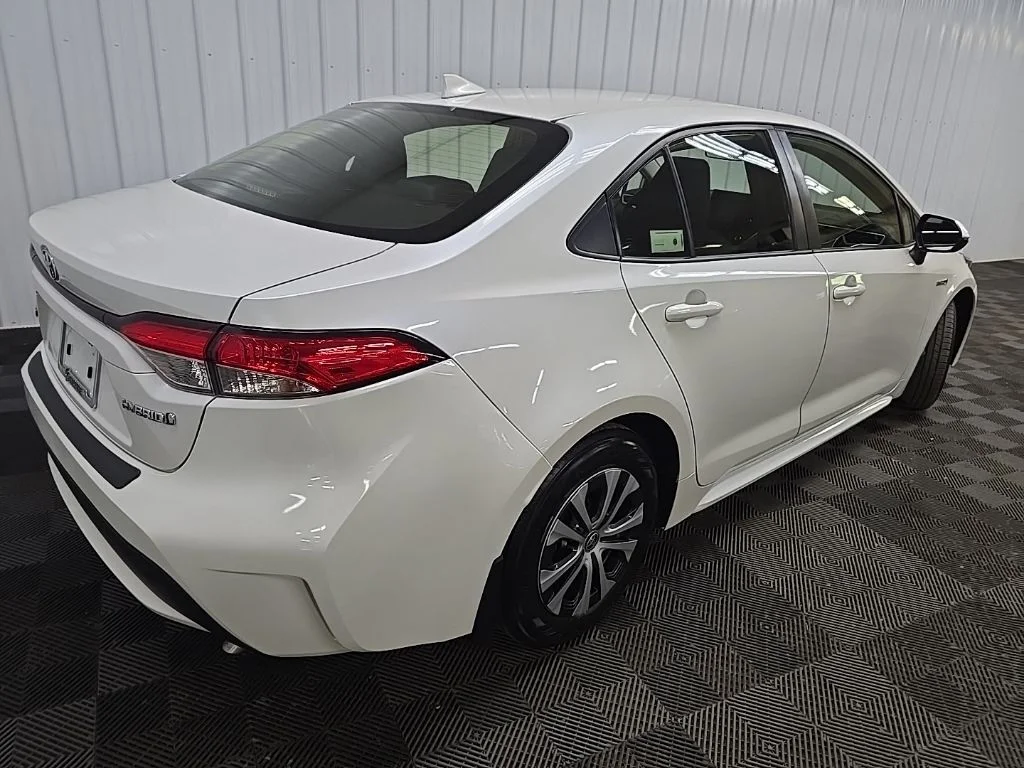 Used 2020 White Toyota LE image 10
