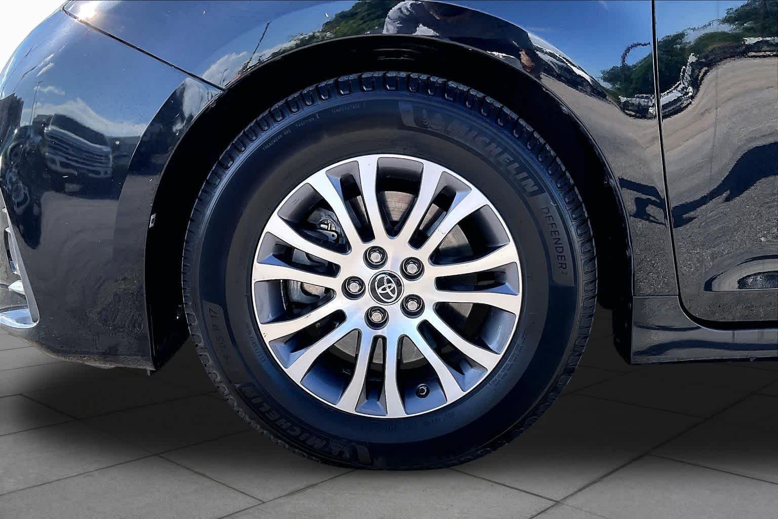 Used 2019 Midnight Black Metallic Toyota XLE Premium image 11