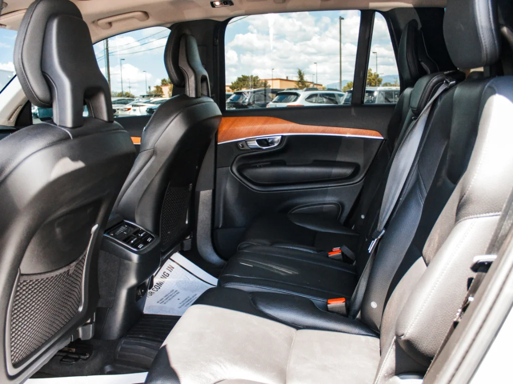 Used 2022 Thunder Grey Metallic Volvo Momentum image 23