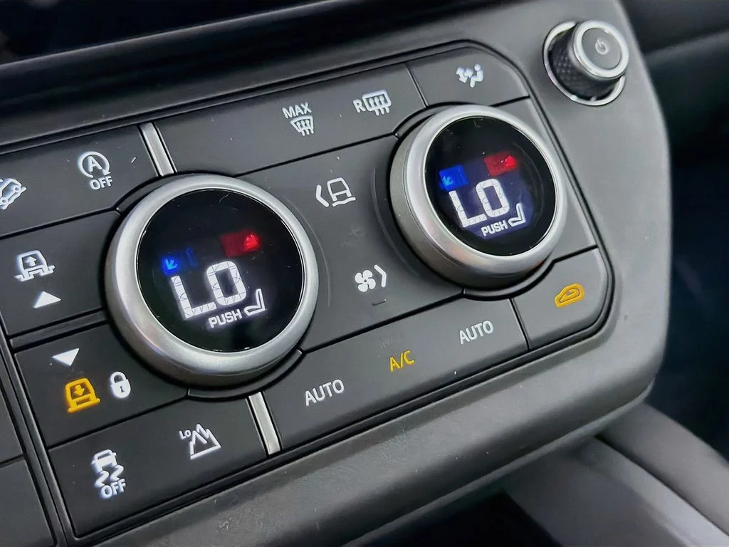 New 2026 Carpathian Grey Land Rover X-Dynamic SE image 16