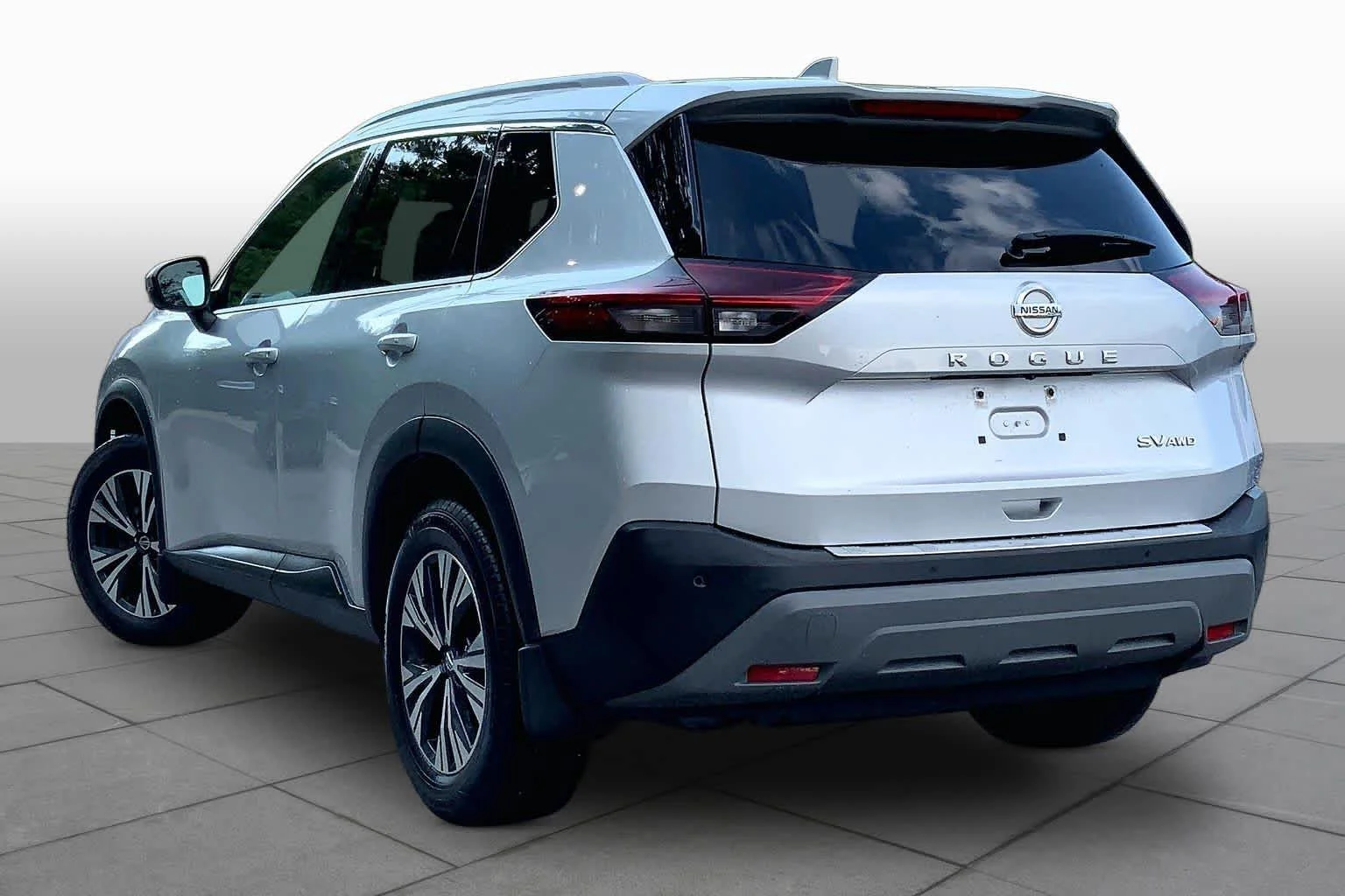 Used 2021 Brilliant Silver Metallic Nissan SV image 12