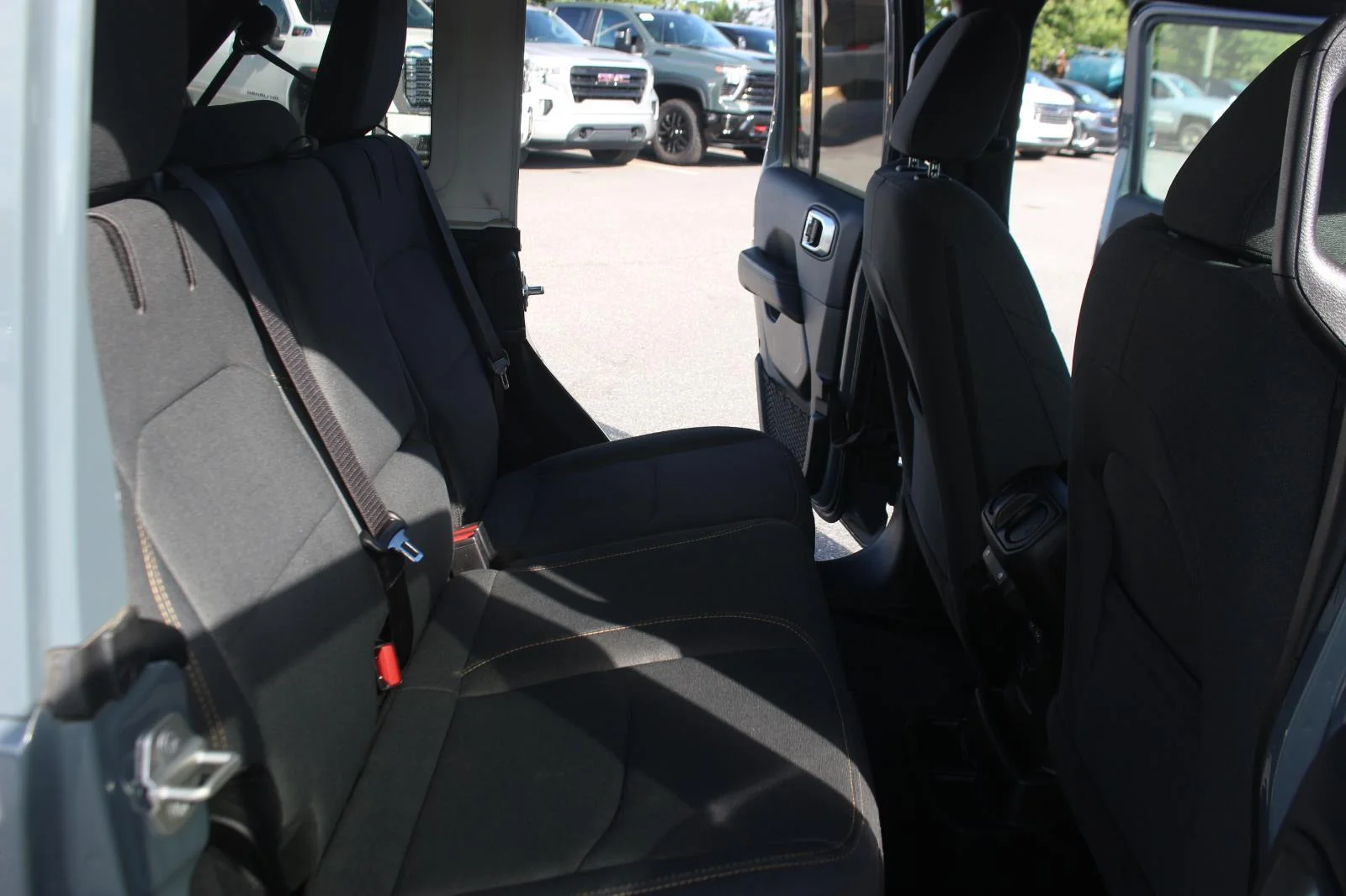 Used 2024 Grey Jeep Sahara image 33