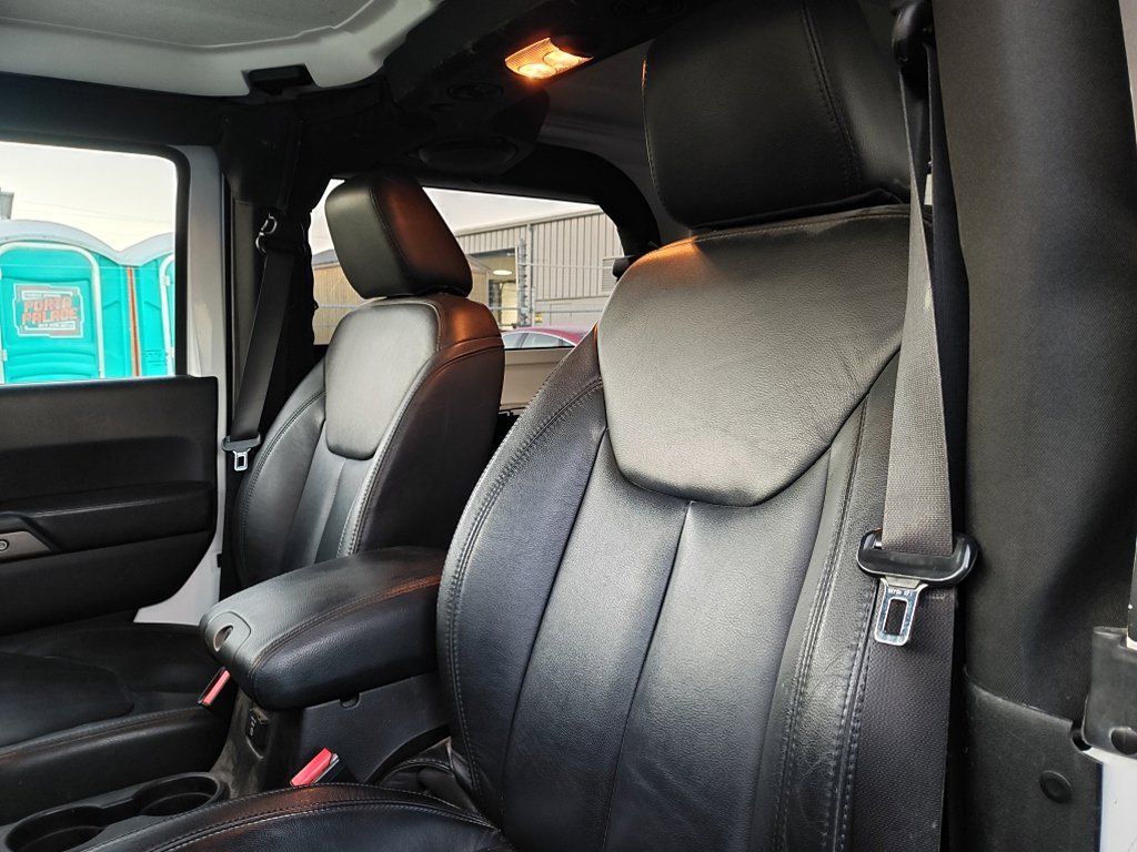Used 2013 White Jeep Sahara image 12