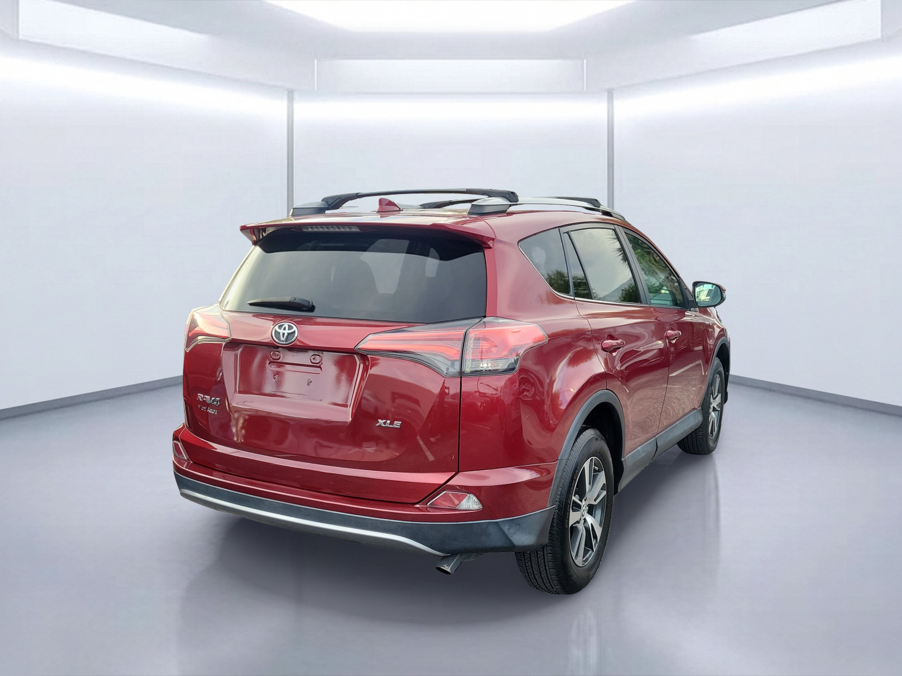 Used 2018 Pearl Toyota XLE image 4