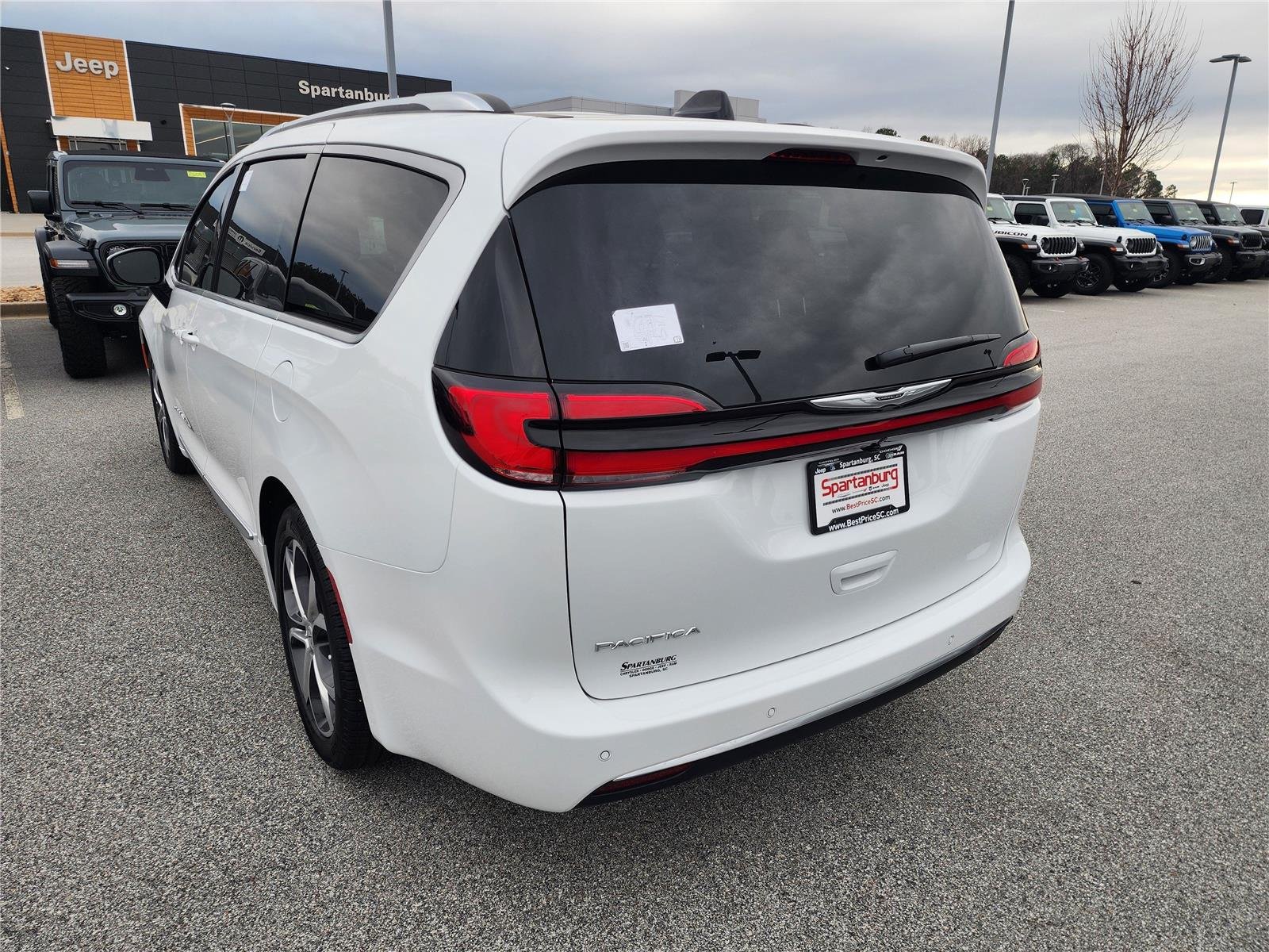 New 2026 Bright White Clear-Coat Exterior Paint Chrysler Pinnacle image 4