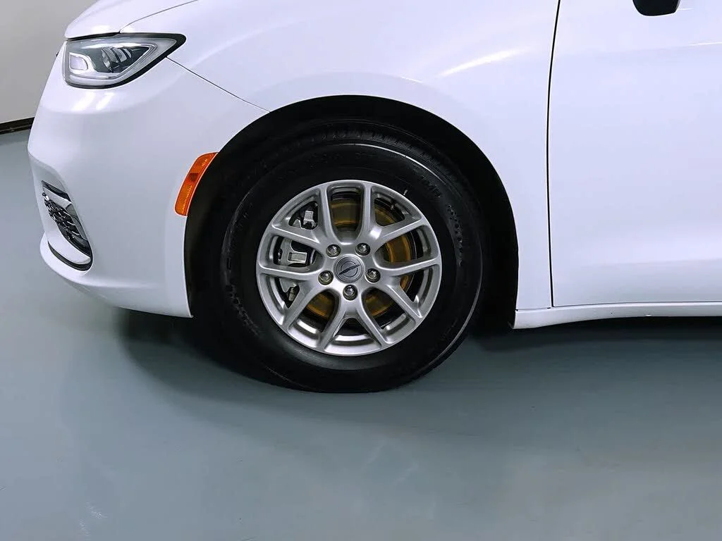 Used 2024 White Chrysler Touring L image 15