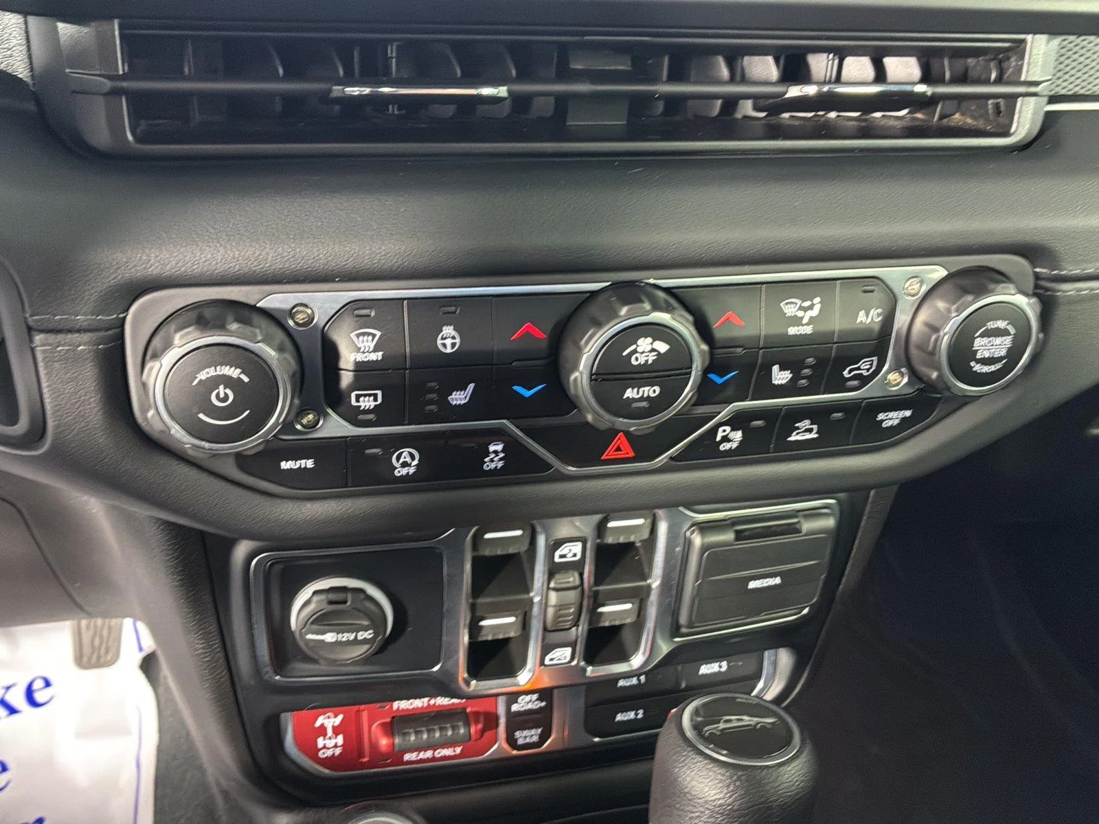 Used 2024 Silver Zynith Clearcoat Jeep Rubicon image 36