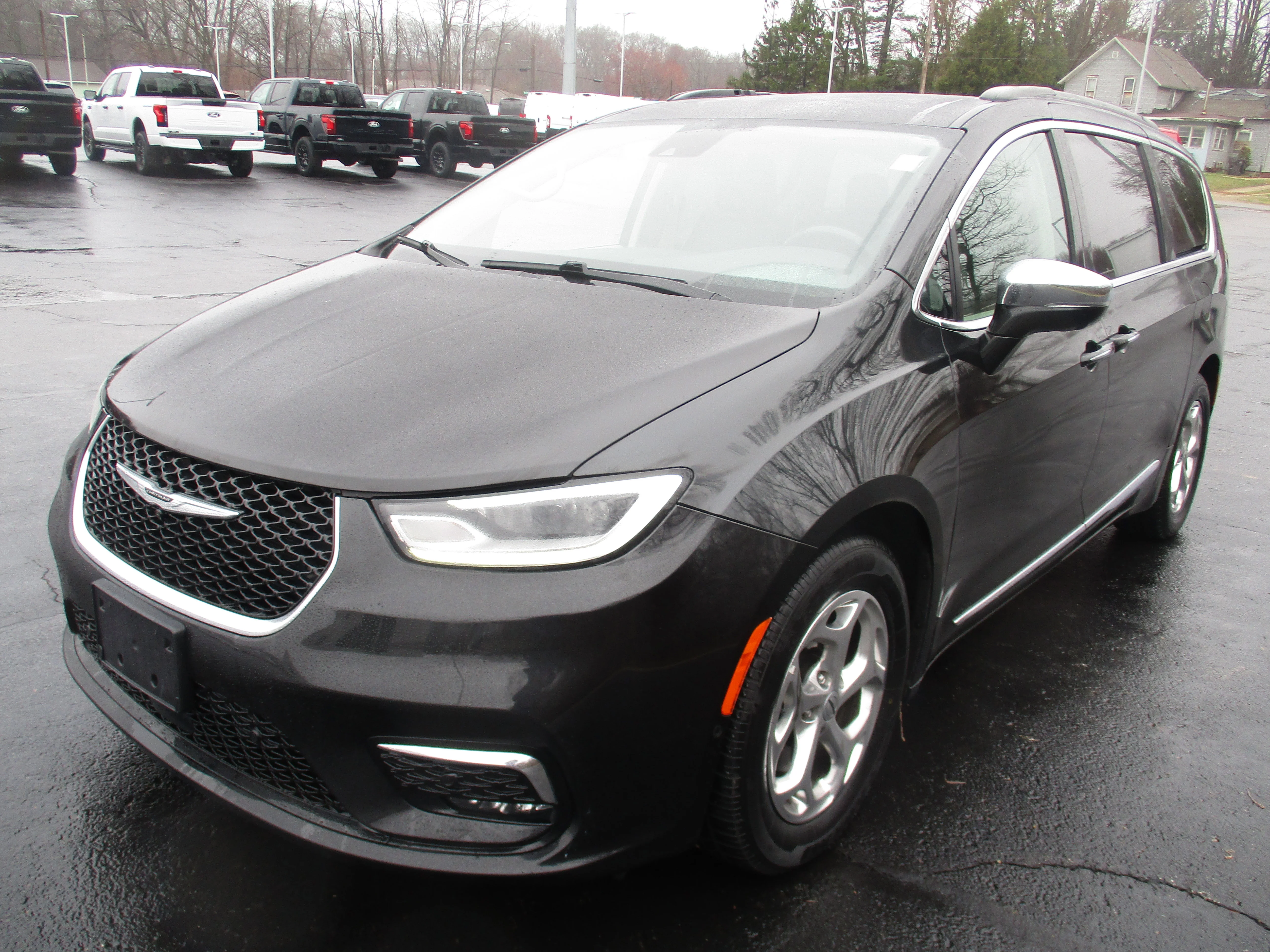Used 2022 Brilliant Black Crystal Pearlcoat Chrysler Limited image 4
