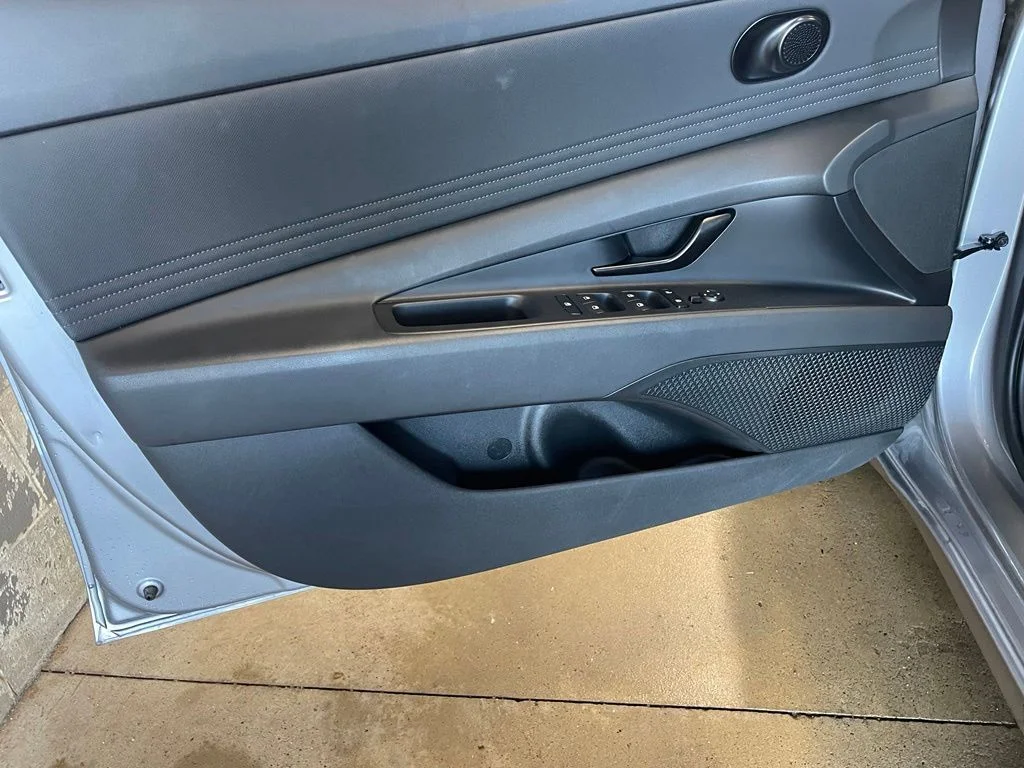 Used 2025 Gray Hyundai SEL Sport image 9