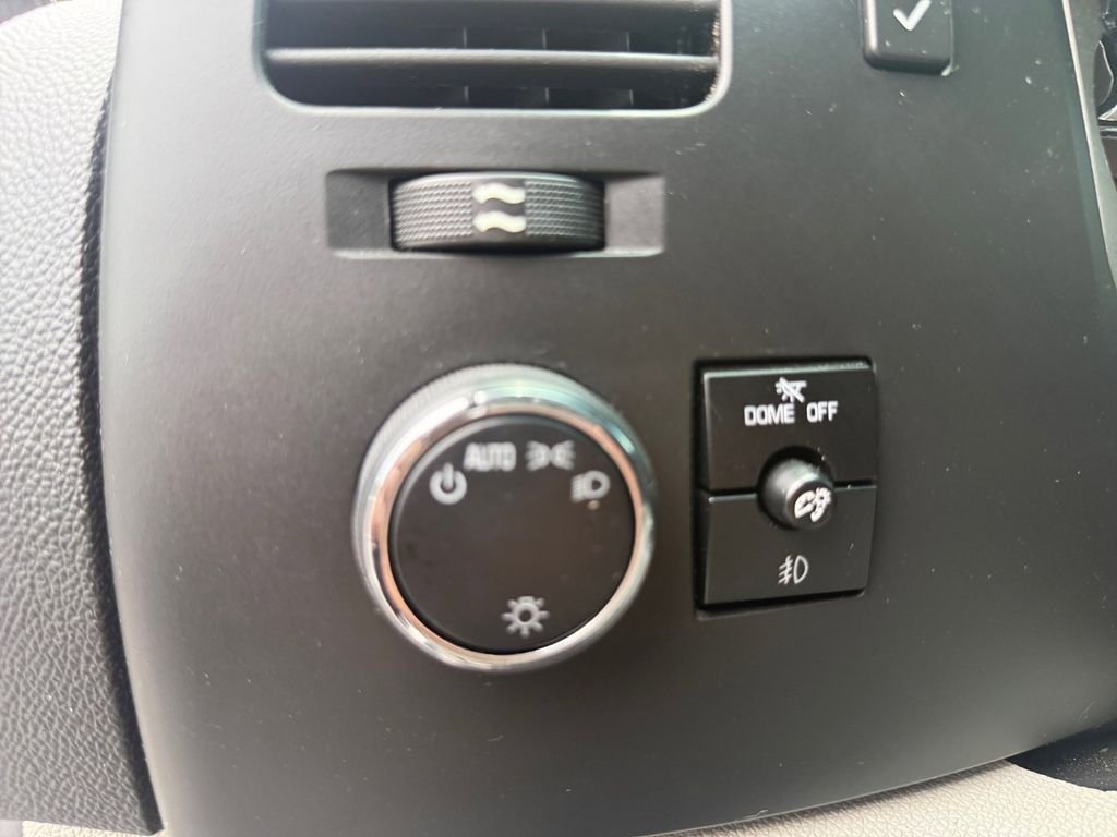 Used 2009 Gray Chevrolet 2HY image 36