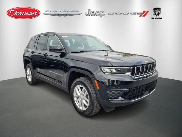 New 2025 Diamond Black Crystal Pearl-Coat Exterior Paint Jeep Laredo X image 1